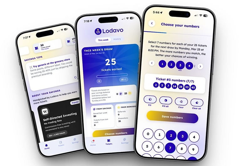 Image montrant trois téléphones portables affichant différentes pages d'accueil d'une application financière