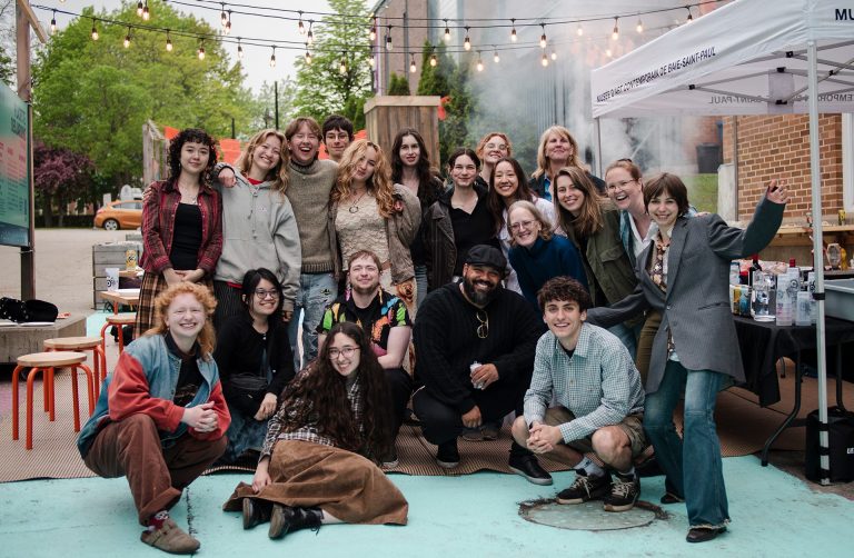 Les membres de la première cohorte de Studio Baie-Saint-Paul se réunissent après cinq semaines de création artistique et d’immersion en français. Photo : Émile Dontigny.