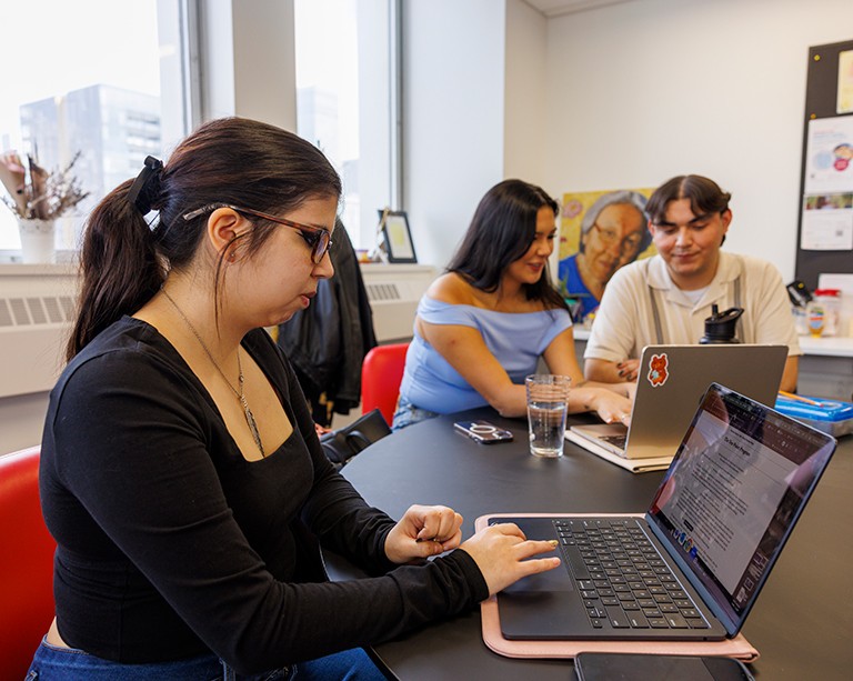 L’exonération des droits de scolarité pour les personnes étudiantes issues des Premières Nations et inuites offerte par l’Université Concordia élimine les obstacles à la réussite