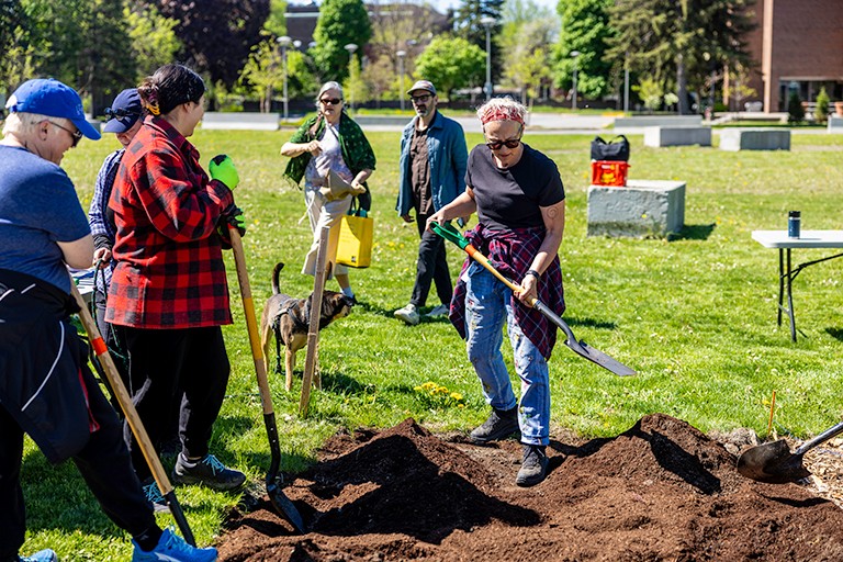 Des personnes travaillant en plein air dans un jardin communautaire