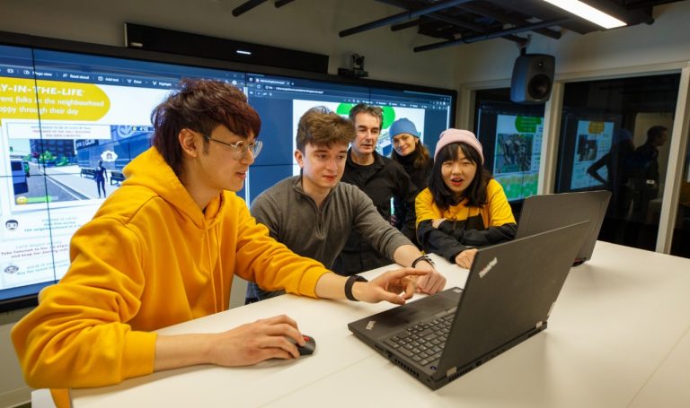 Des étudiants coop au travail à l’Institut des villes nouvelle génération.