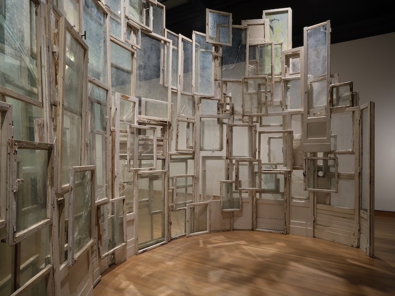 Vue de l’œuvre de Chiharu Shiota Inside—Outside [Dedans – Dehors], 2008/2026. | Photo : Photo MMFA, Julie Ciot 