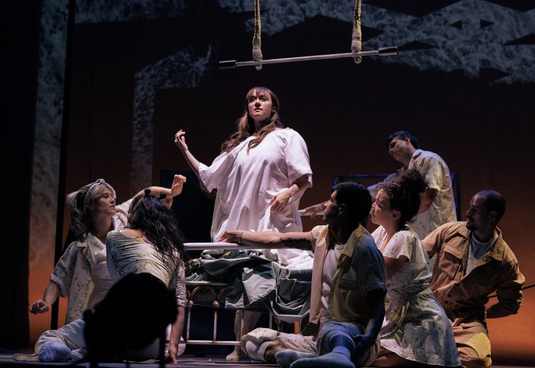 Lucy Tan, Kalani June, Tyler Meredith, Santiago Rivera Laugerud, Alexandra Royer, Fran Alvarez et Eduardo De Azevedo Grillo dans <em>The Attic.</em> | Photos : Johnny Ranger