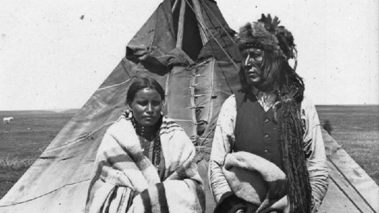 Chief Poundmaker (Pihtokahanapiwiyin in Cree) pictured with his wife circa 1884 (Library and Archives Canada).