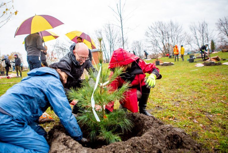 Rebecca Tittler, Graham Carr and Sue Montgomery (Côte-des-Neiges–Notre-Dame-de-Grâce mayor) worked together at the event.