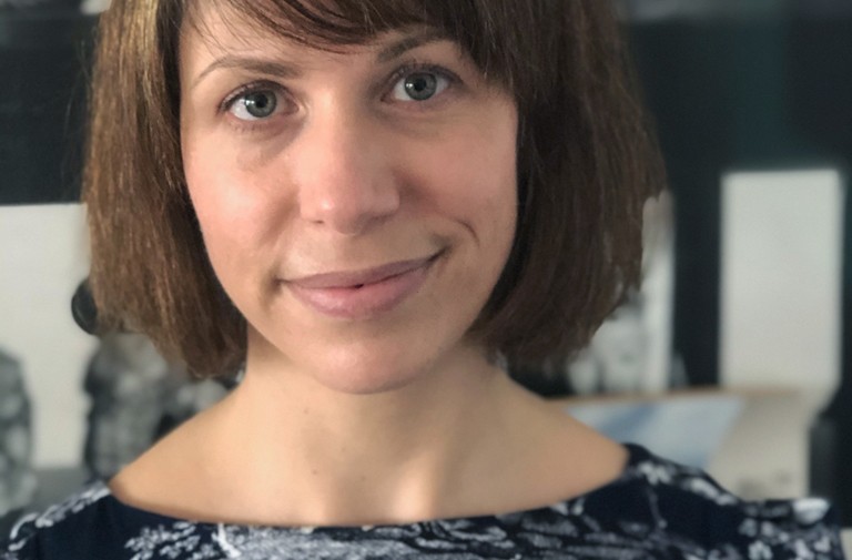 Stéphanie Bertrand: “There is an urgency to develop innovative curatorial concepts and approaches tailored to virtual museums of contemporary art.” Young, smiling woman with shoulder-length dark hair.