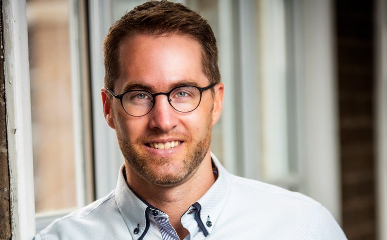 Jean-Philippe Gouin: “Maintaining healthy behaviours in the context of increased stress is challenging.” Young, smiling man with blue eyes, short hair, a beard and dark-rimmed glasses.