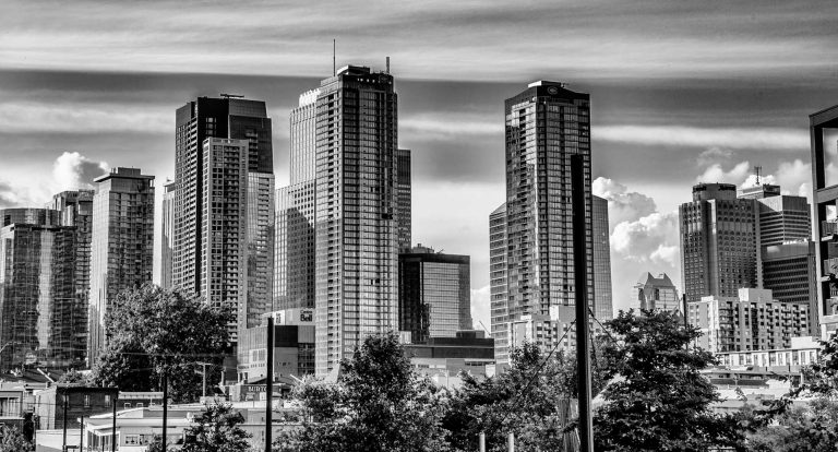 Image in black and white of a city skyline.