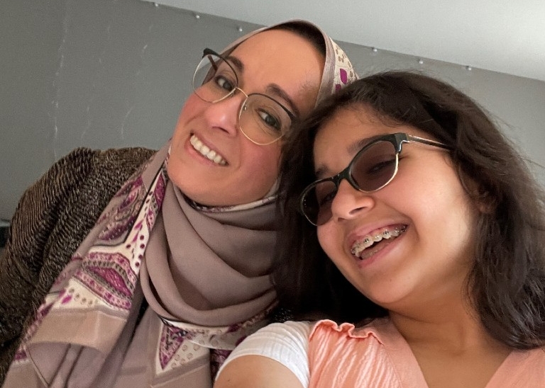 Doaa and Haneen Mother and daughter smiling for a selfie