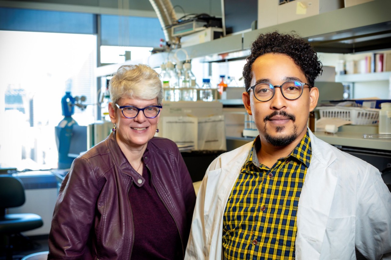 Catherine Mulligan and Antônio Pereira in their lab