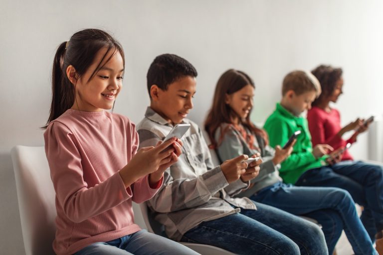 kids-looking-at-phone