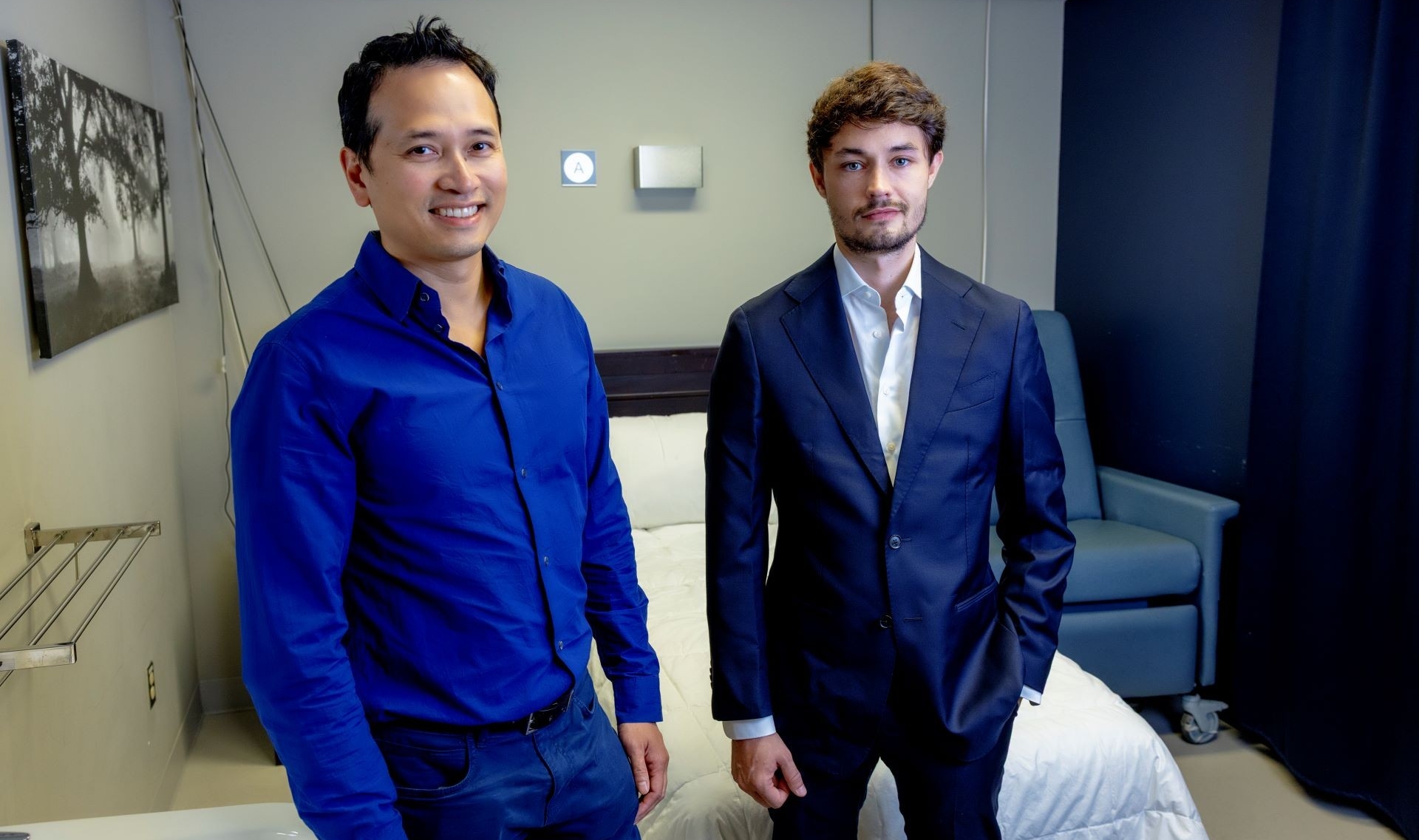 Thanh Dang-Vu (left) with Loïc Barbaux A man in a blue shirt and a man in a blue suit in a sleep lab