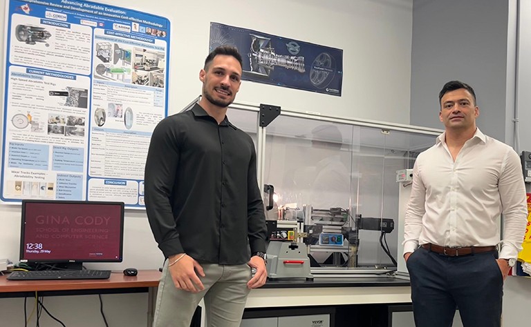 “With this rig, we can simulate engine blade contact in the lab and optimize new materials much faster,” says Kauê Bertuol, who designed and built the system as part of his doctoral research. He is pictured on the left with his supervisor, Pantcho Stoyanov.