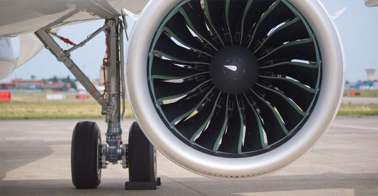 Engine blades of an aeroplane