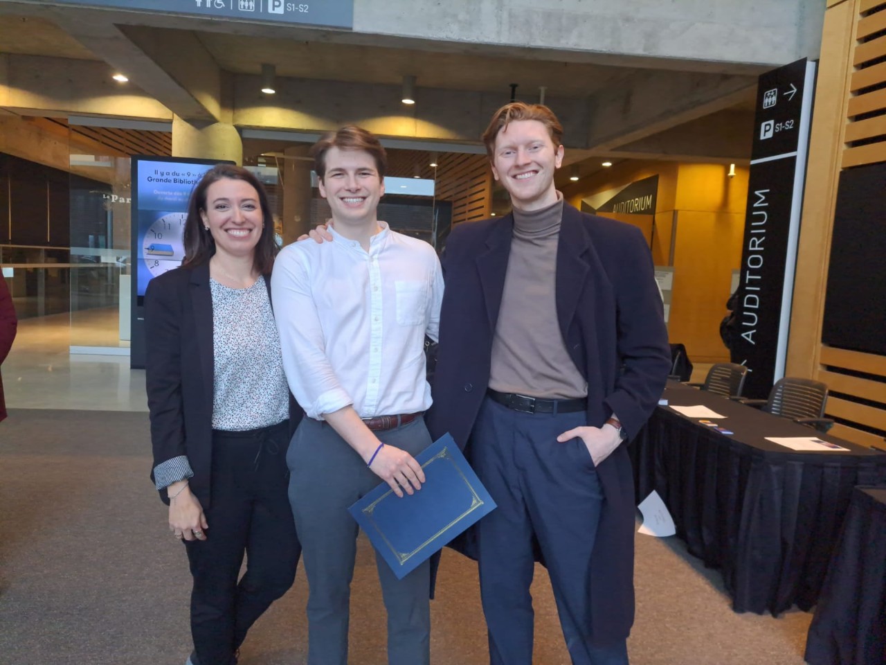 De gauche à droite : Chanel Bourdon, Coordonnatrice – Promotion et valorisation de la langue française; Maxime Radet; Noah Labranche (BFA 20), diplômé du département de théâtre.