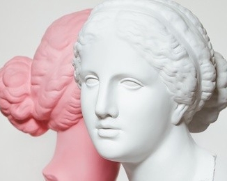 Bustes classiques de deux femmes se parlant. La femme de gauche est rose, celle de droite est blanc.