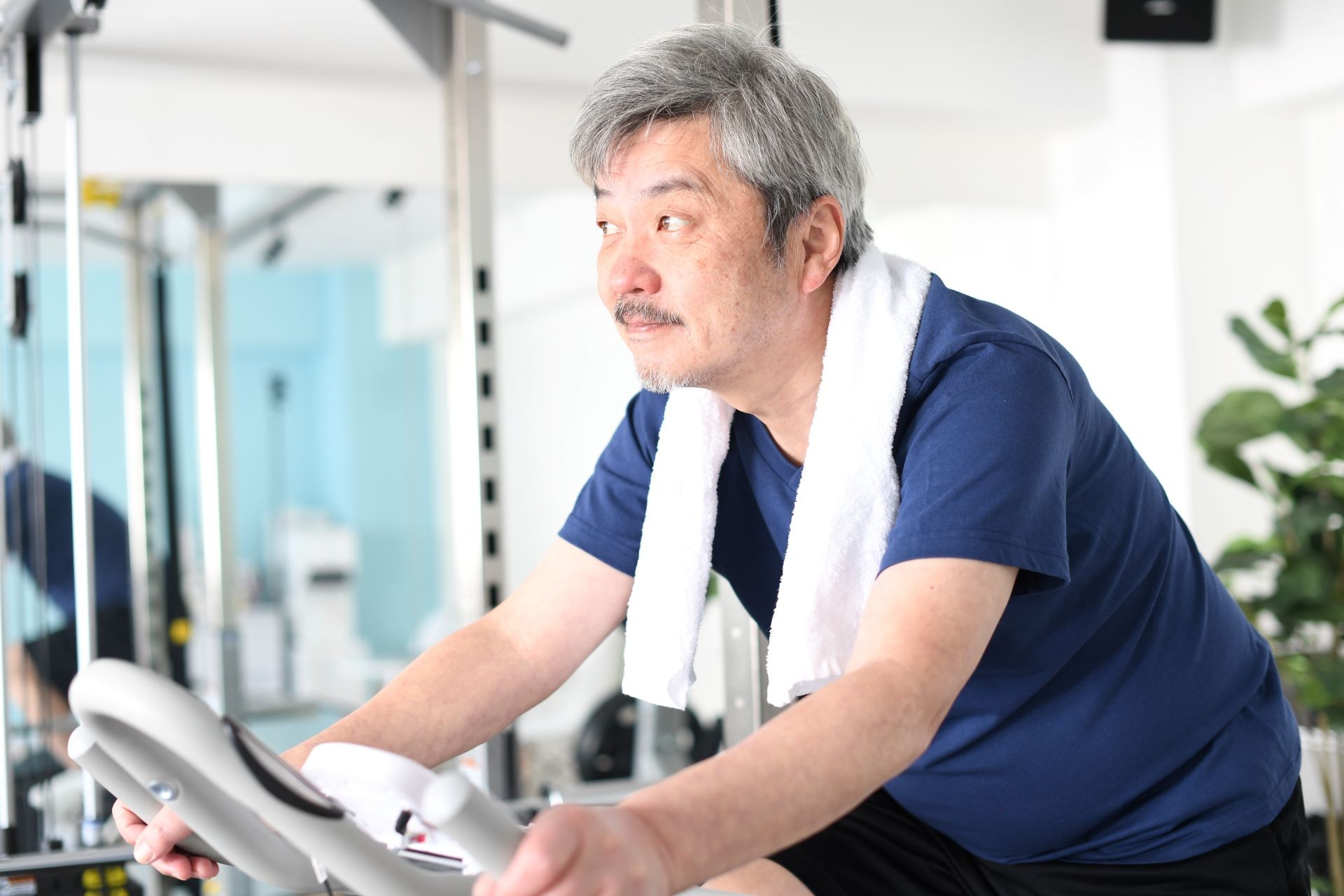 Homme sur un vélo d'exercice