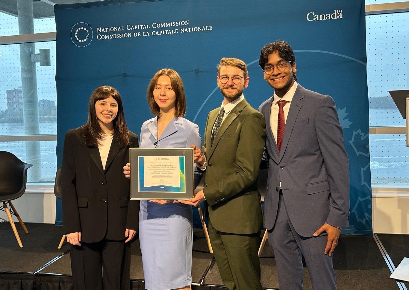 Les personnes lauréates du Défi de design des cours d’eau de la Commission de la capitale nationale, tenant leur prix et souriant à la caméra