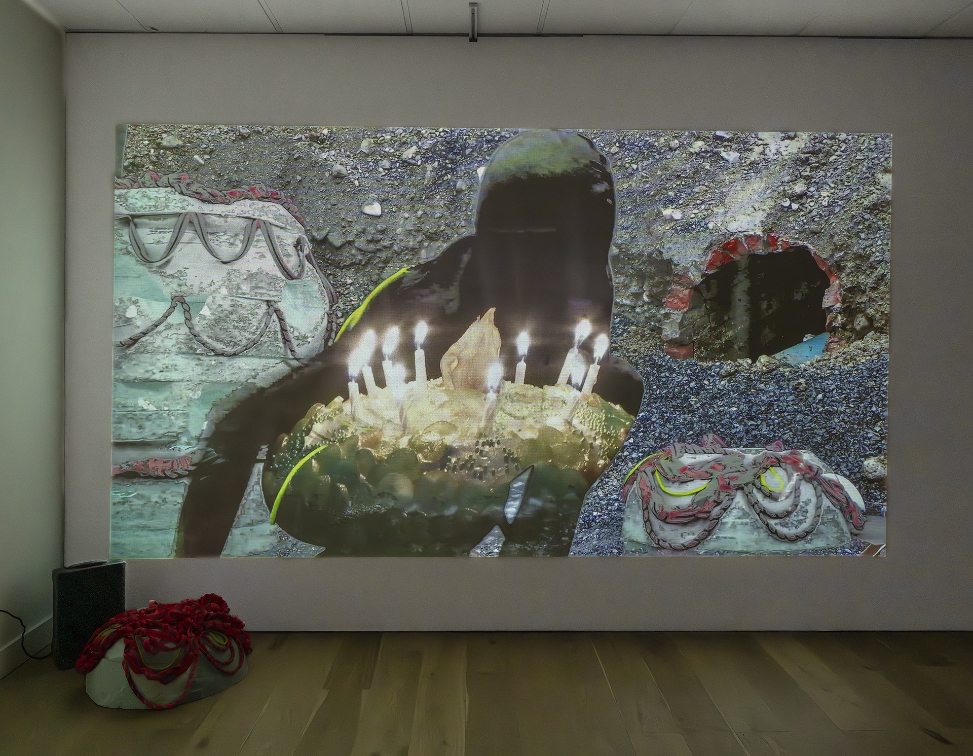 Oeuvre d'art: Projection vidéo, audio, élément de décor en polystyrène recyclé avec ruban réfléchissant de chantier.