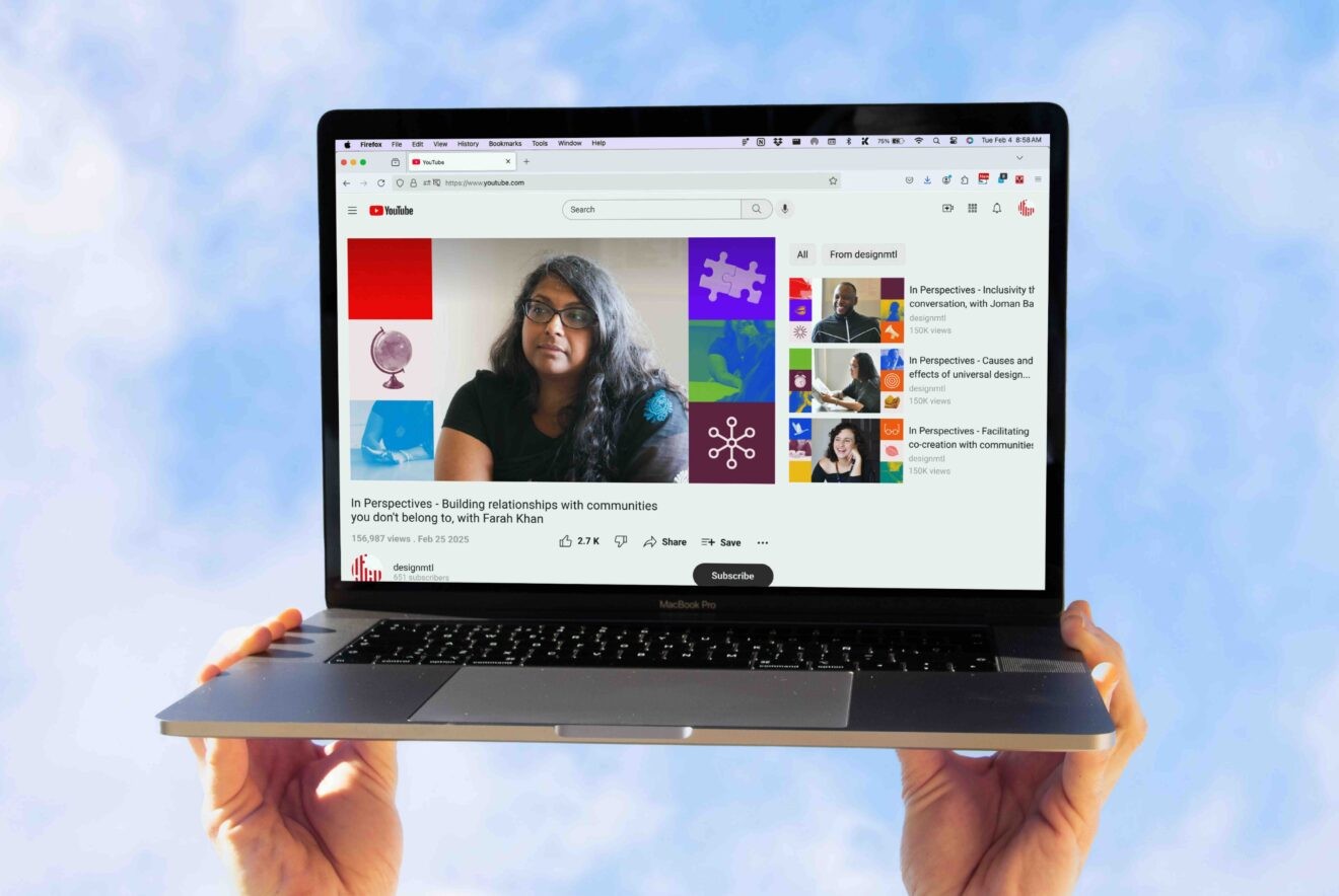 Ciel et écran d'ordinateur montrant personne parlant 