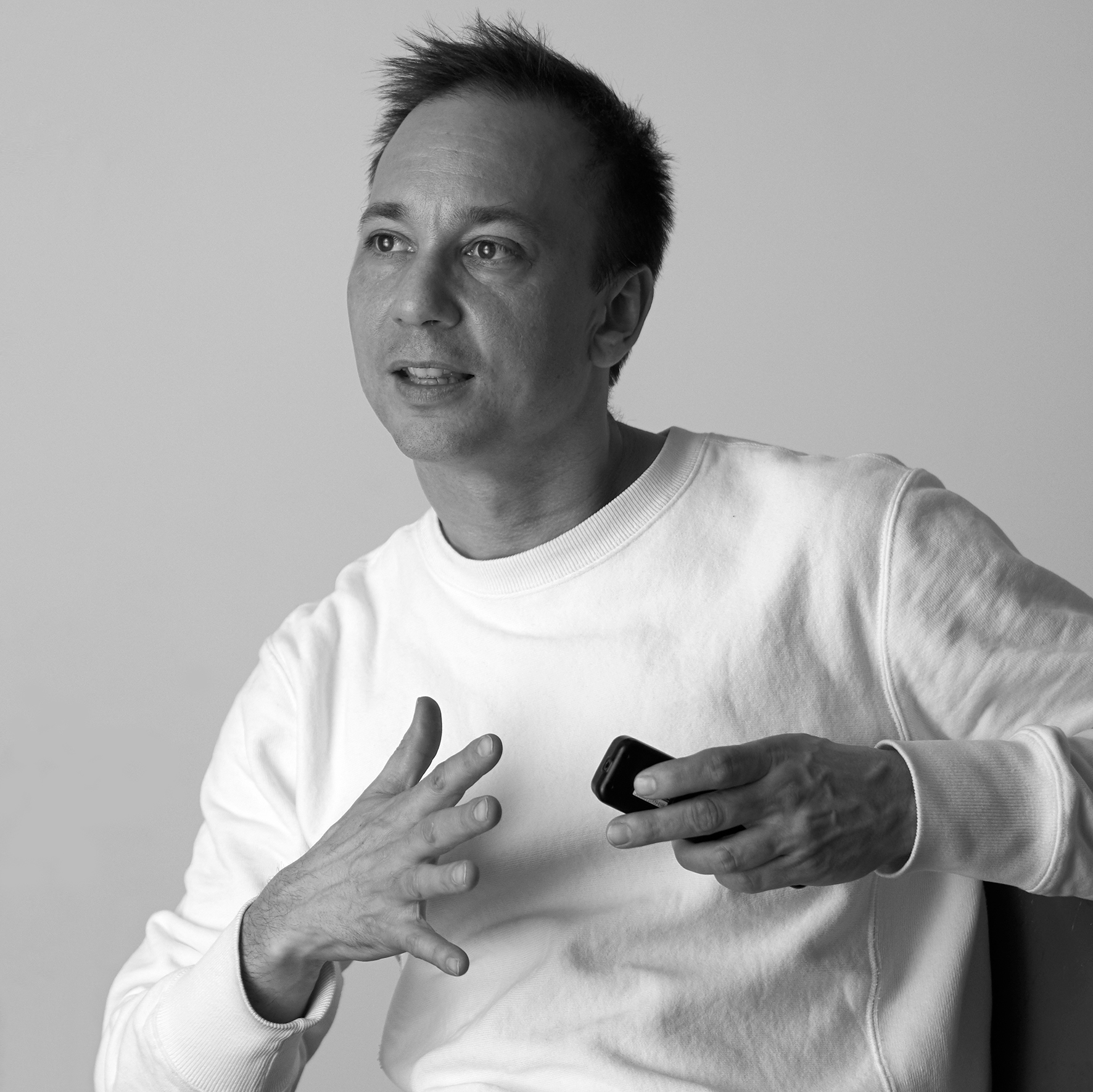 Homme en noir et blanc parlant