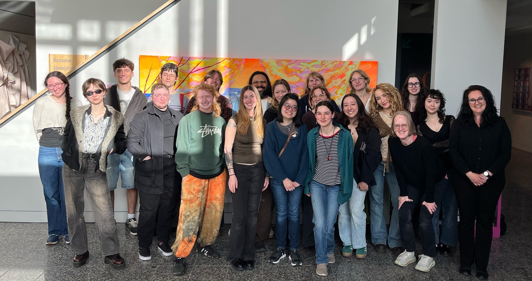 Groupe d'étudiants dans un musée, devant tableau dans la lumière