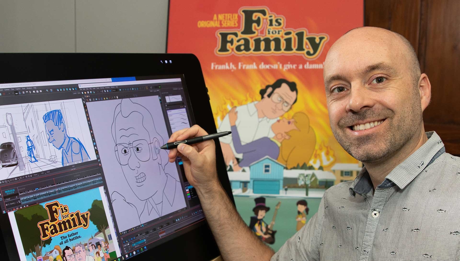 Un homme souriant pose devant un ordinateur avec des croquis animés.