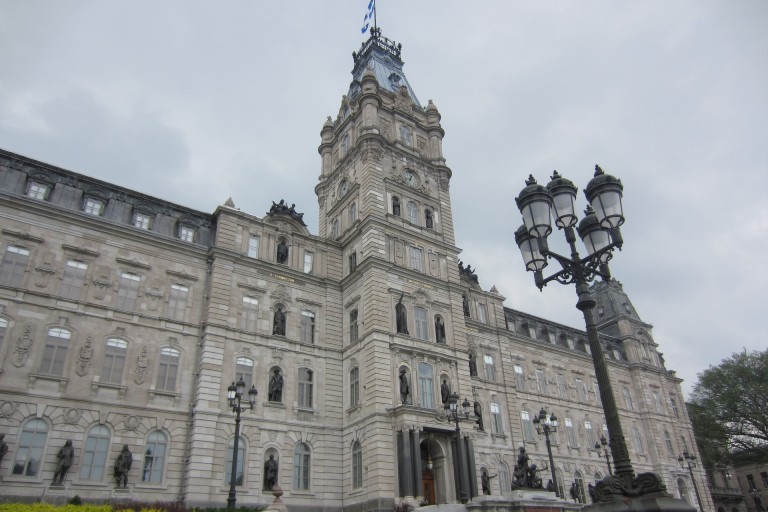 Assemblée nationale du Québec Bâtiment en béton blanc sous des nuages blancs pendant la journée