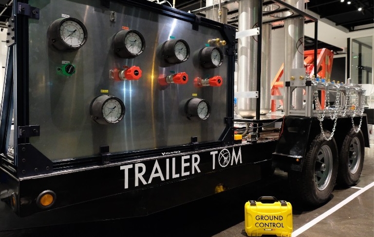 Un banc d'essai mobile de moteur de fusée avec l'inscription "Trailer Tom" sur son côté