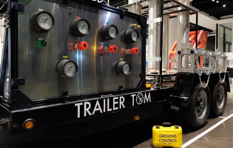 Un banc d'essai mobile de moteur de fusée avec l'inscription "Trailer Tom" sur son côté