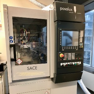 Une machine de la taille d'une grande armoire se trouve dans le laboratoire de Rolf Wuthrich à l'Université Concordia