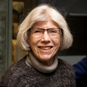 Portrait d'une femme avec cheveux blancs et lunettes