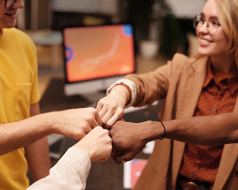 Les membres de la direction de Behaviour Interactif discutent du don visant à encourager la recherche et l’innovation étudiante