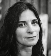 Portrait noir et blanc d'une femme aux cheveux foncés