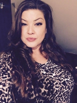 Portrait d'une femme aux cheveux longs qui porte un top à imprimé animal