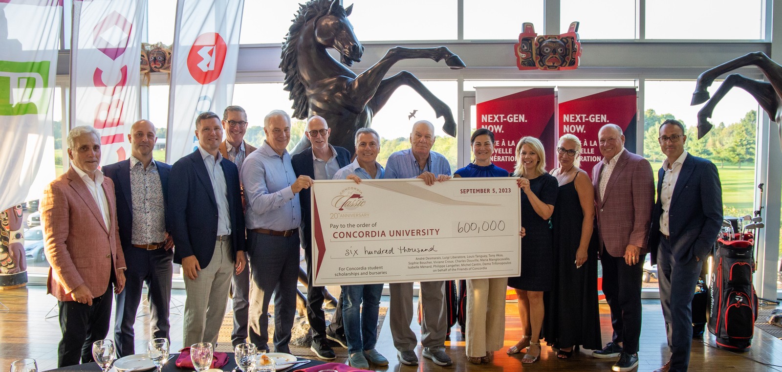 Les organisateurs et les partisans de la Classique de golf 2023 tiennent un chèque géant de 600 000 dollars, versé à l'Université Concordia.