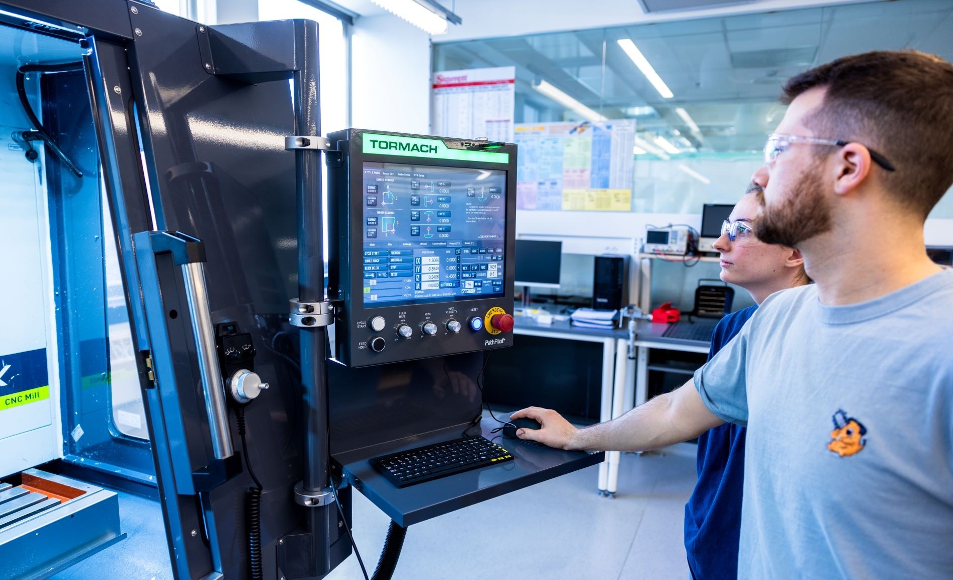 Deux étudiants observent l'équipement dans un laboratoire de haute technologie.