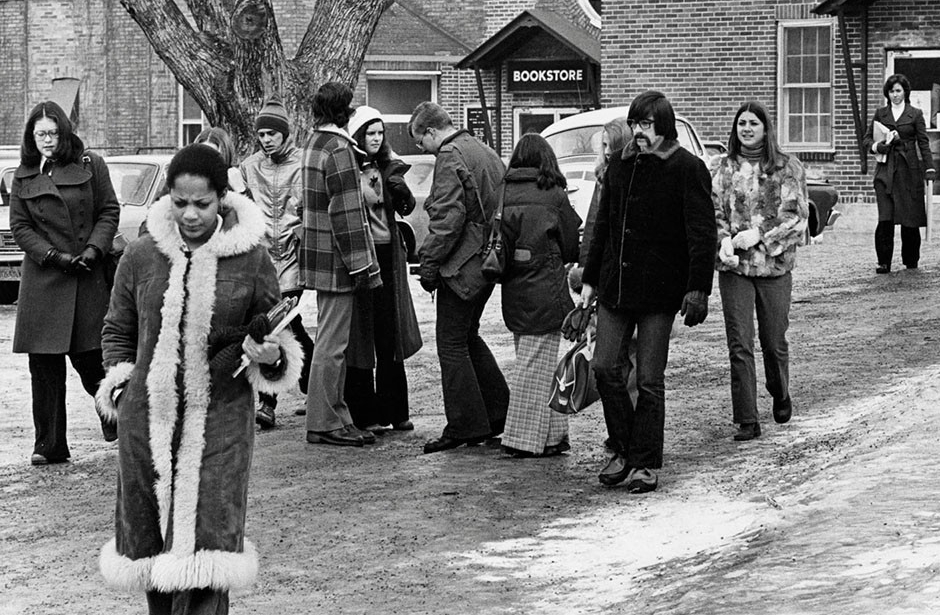 Les étudiants de Concordia sur le campus de Loyola portent des vêtements pour le froid.