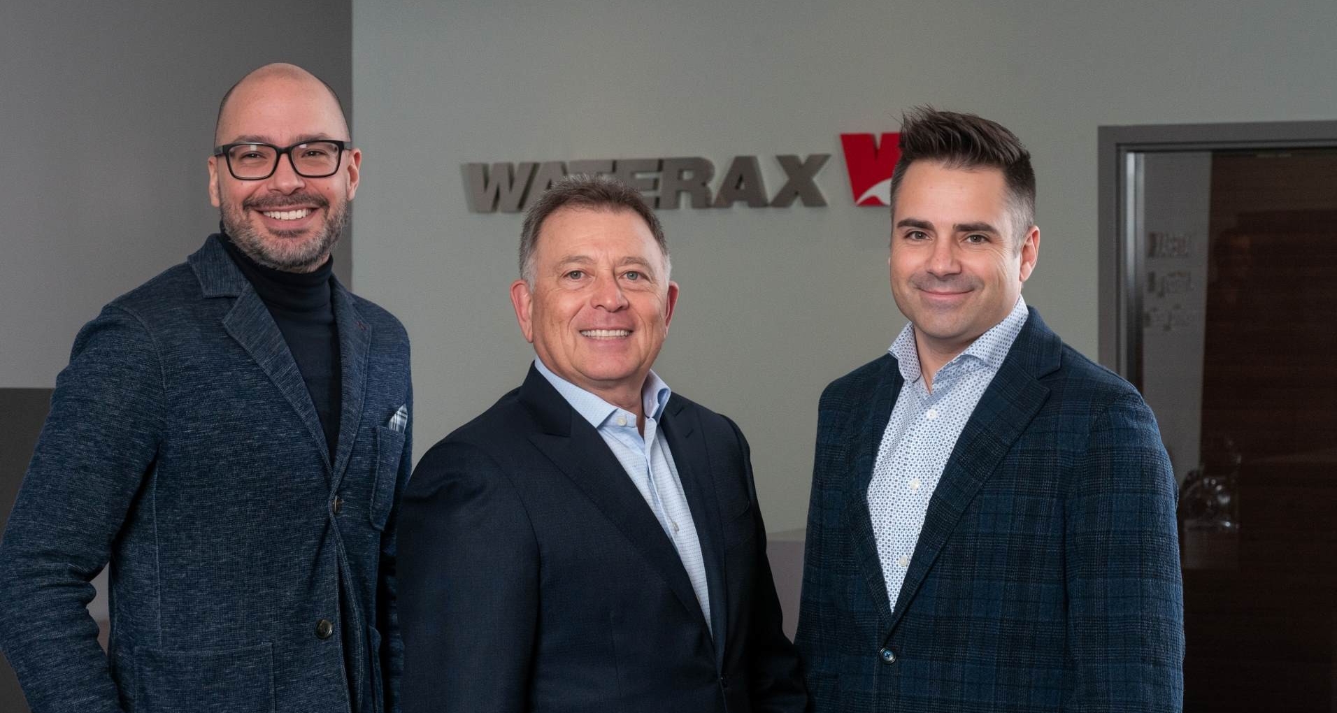 Les fondateurs du groupe Wildfire Trois hommes souriants vêtus de costumes sombres.