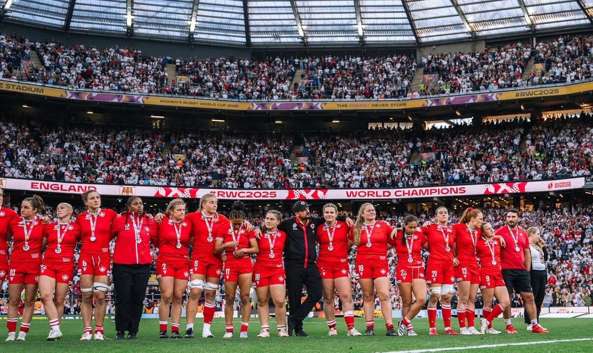 L'équipe féminine de rugby du Canada L'équipe féminine de rugby du Canada s'aligne dans un stade bondé après avoir terminé deuxième de la finale de la Coupe du monde.