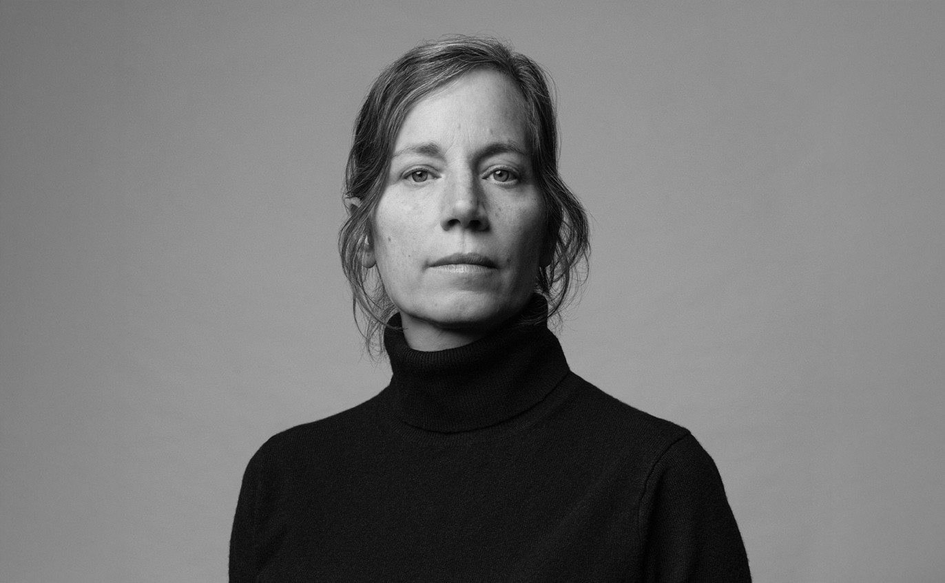 Sophie Jodoin Image en noir et blanc d'une femme portant un col roulé noir, dont les cheveux sont légèrement tirés en arrière.