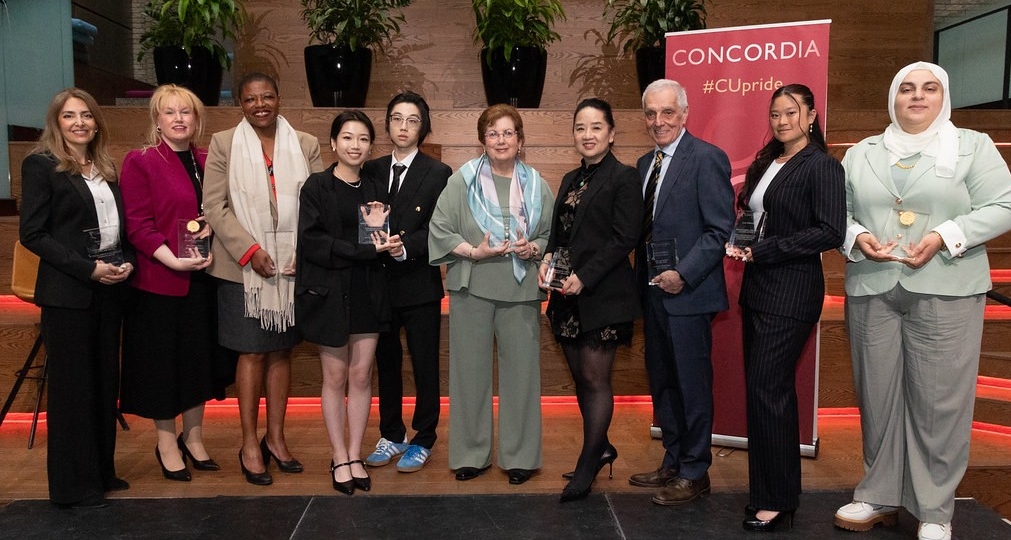 Les lauréates et lauréats des Prix de distinction et leurs représentantes et représentants posent en rangée avec leurs prix.