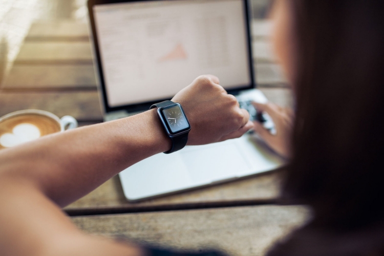 Gestion du temps personne regardant une montrer