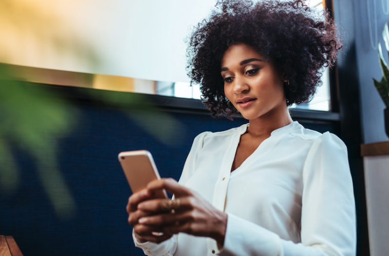 Contenu partageable jeune femme professionnelle regardant son téléphone