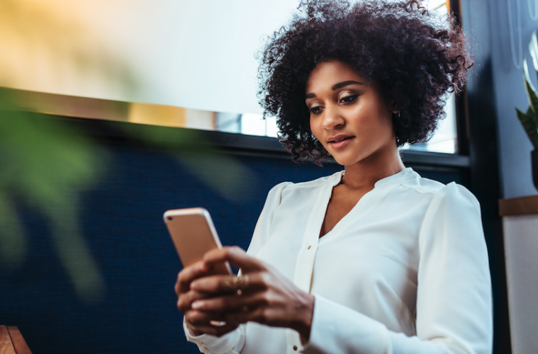 jeune femme professionnelle regardant son téléphone