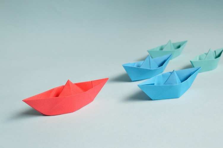 La Certification en leadership et habiletés de direction : une solution complète et pertinente un bateau en papier mène les autres bateaux