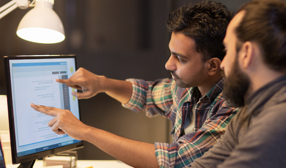 Deux collègues travaillent sur un ordinateur