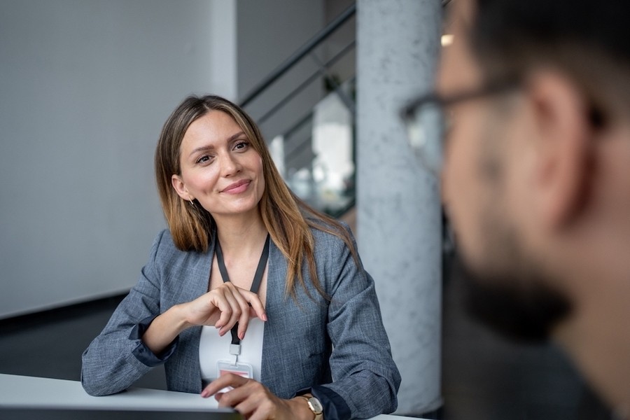 Une femme écoute son collègue