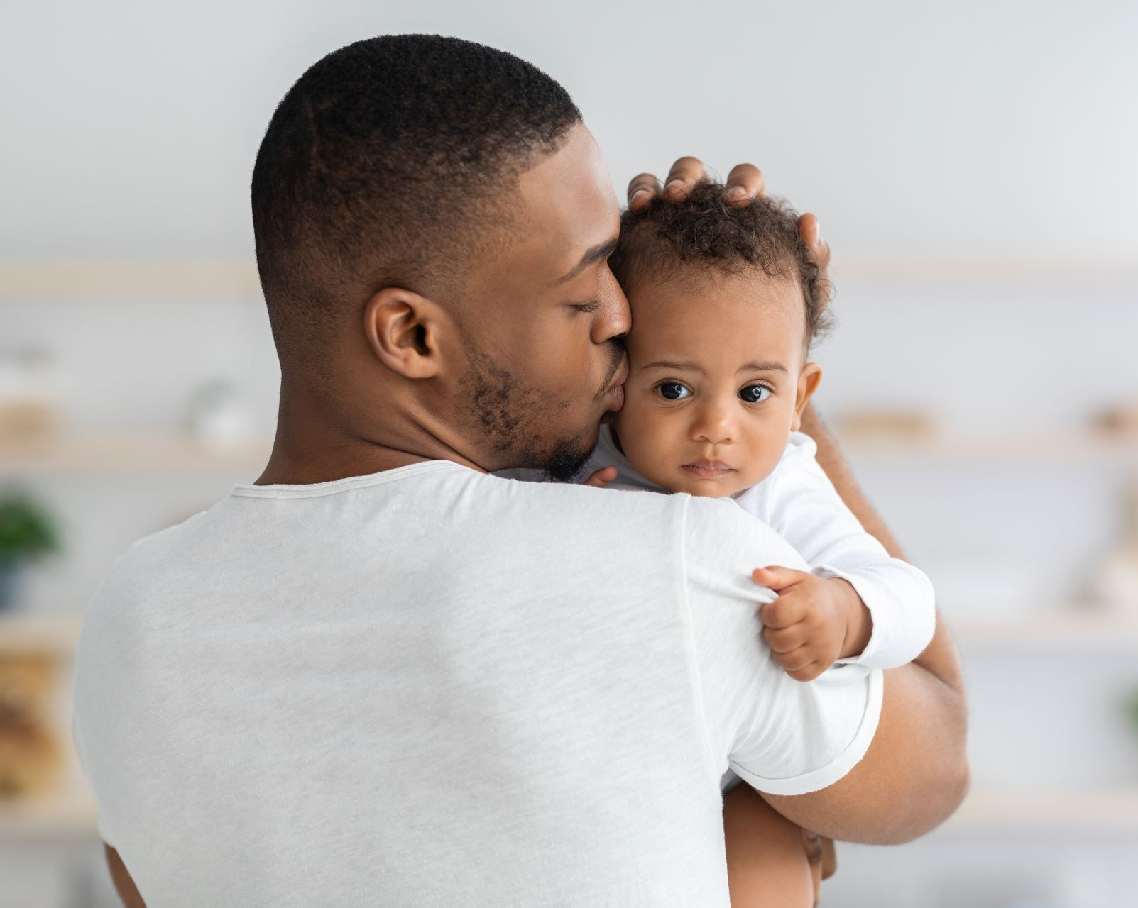 Les hommes ont encore des réticences à utiliser pleinement leurs congés parentaux. Voici pourquoi
