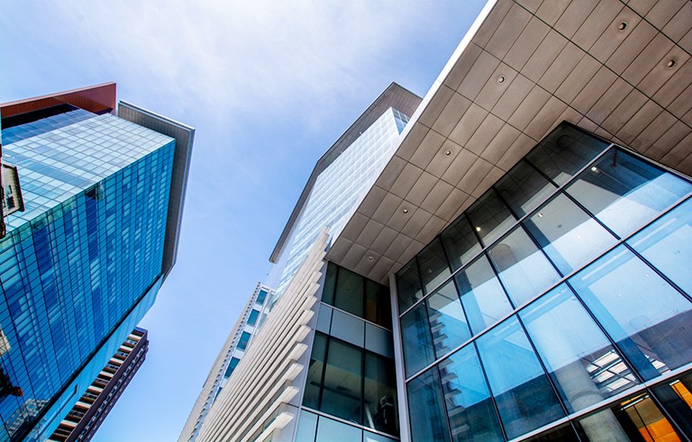 Le bâtiment John Molson (MB) et le complexe intégré d'ingénierie, d'informatique et d'arts visuels (EV) sur le campus Sir George Williams de Concordia